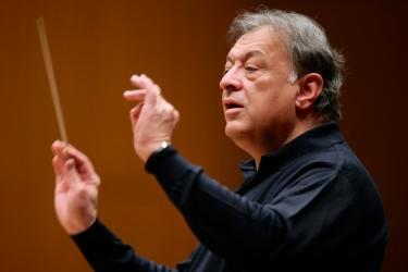 After 50 Years, a Maestro Steps Down